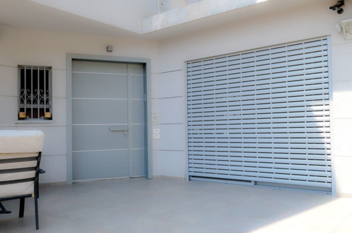 תריס אור בכניסה לבית תריס אור בכניסה לבית