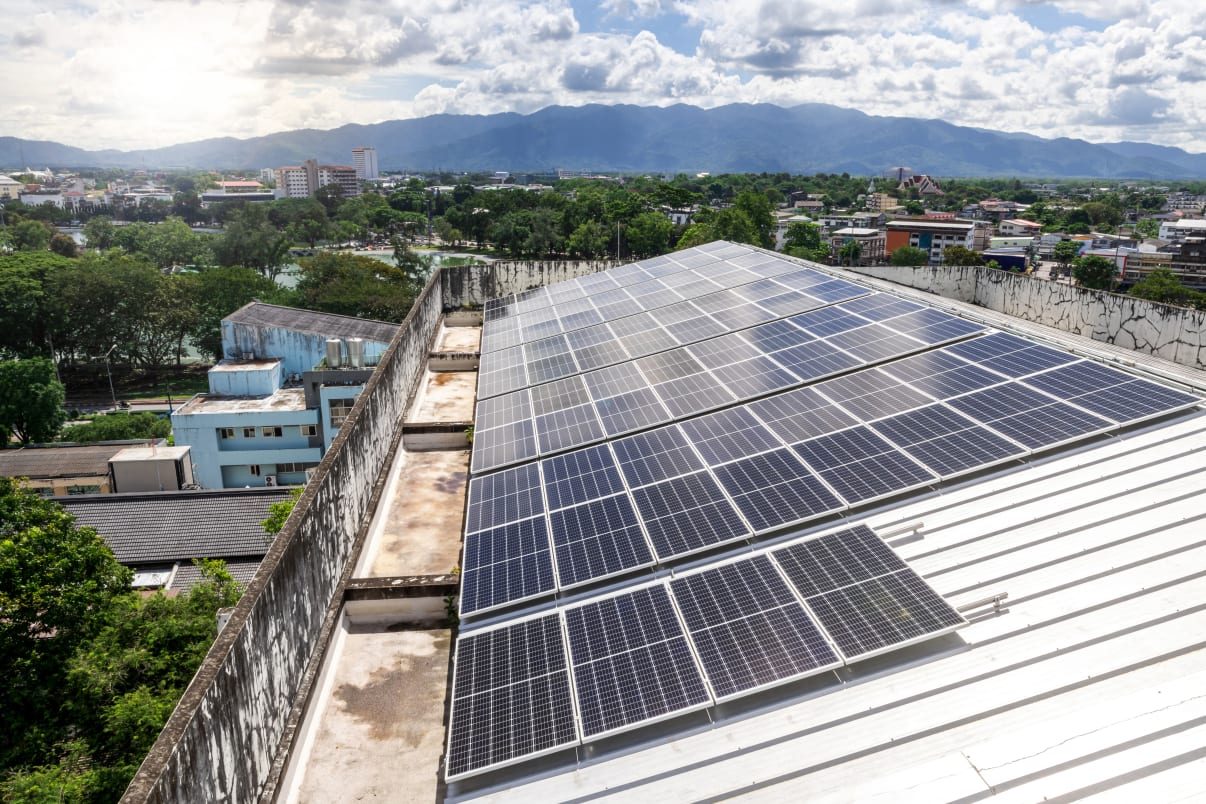 מערכת סולארית מסחרית על גג