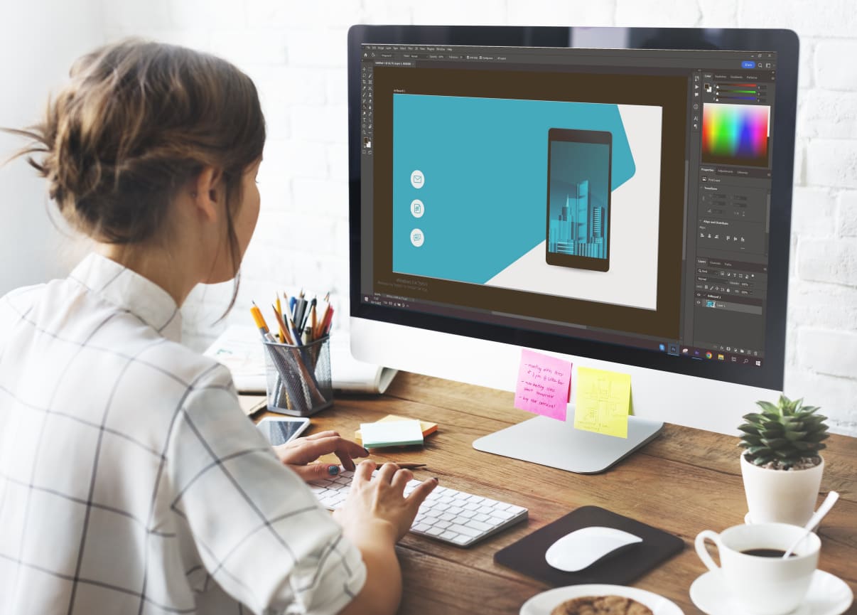 מעצבת גרפית עובדת על עיצוב מצגת עסקית