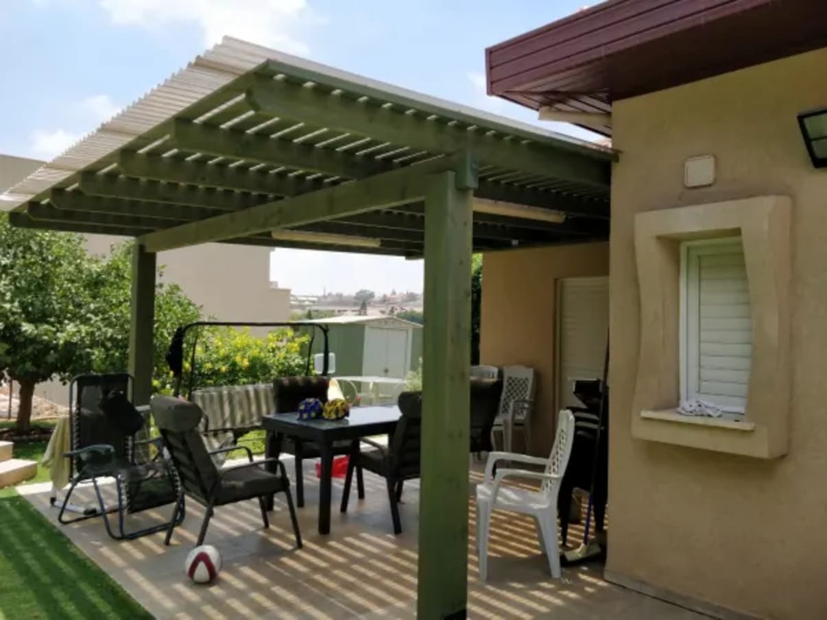 סרגלי הצללה עם סנטף מעליהם סרגלי הצללה עם סנטף מעליהם