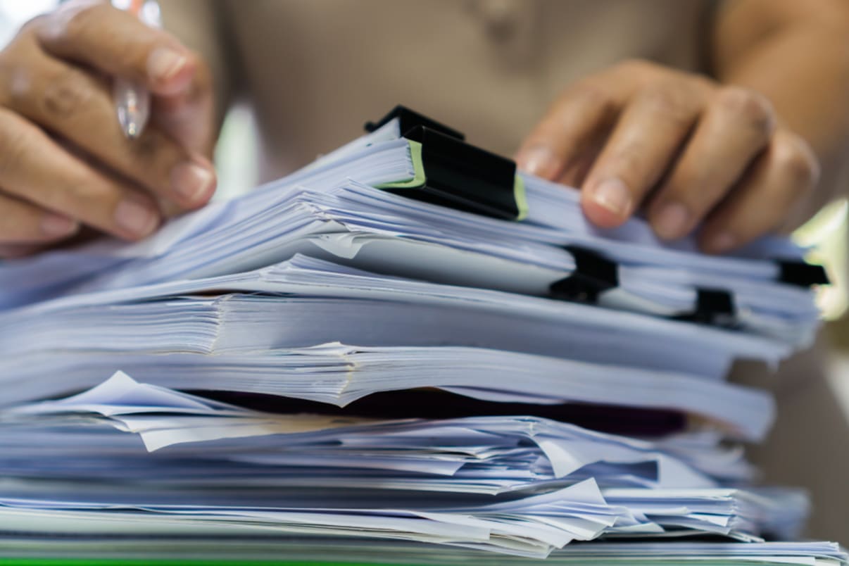 עורך דין מסחרי עם מסמכים