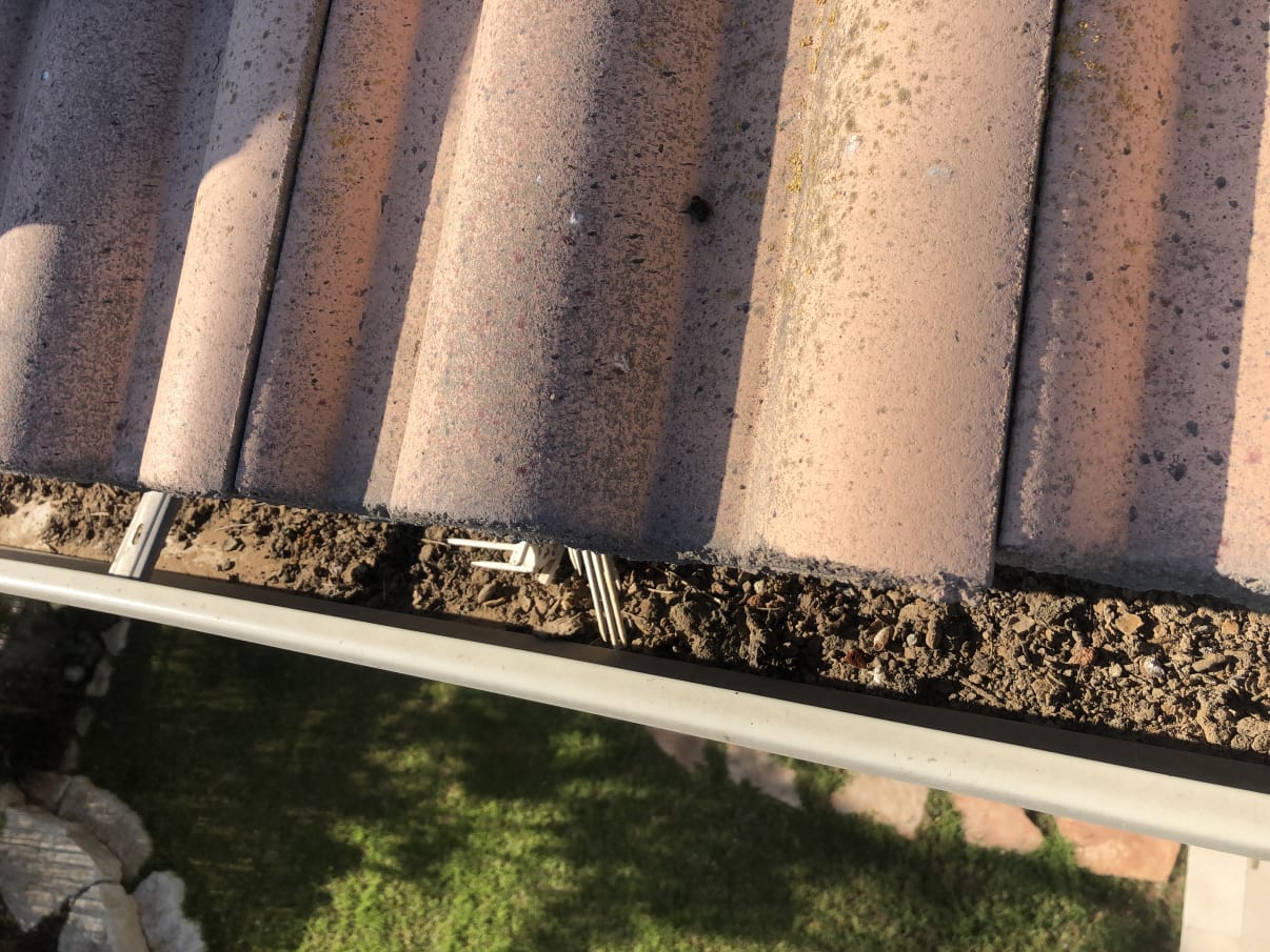 מרזב שצריך ניקוי מרזב שצריך ניקוי