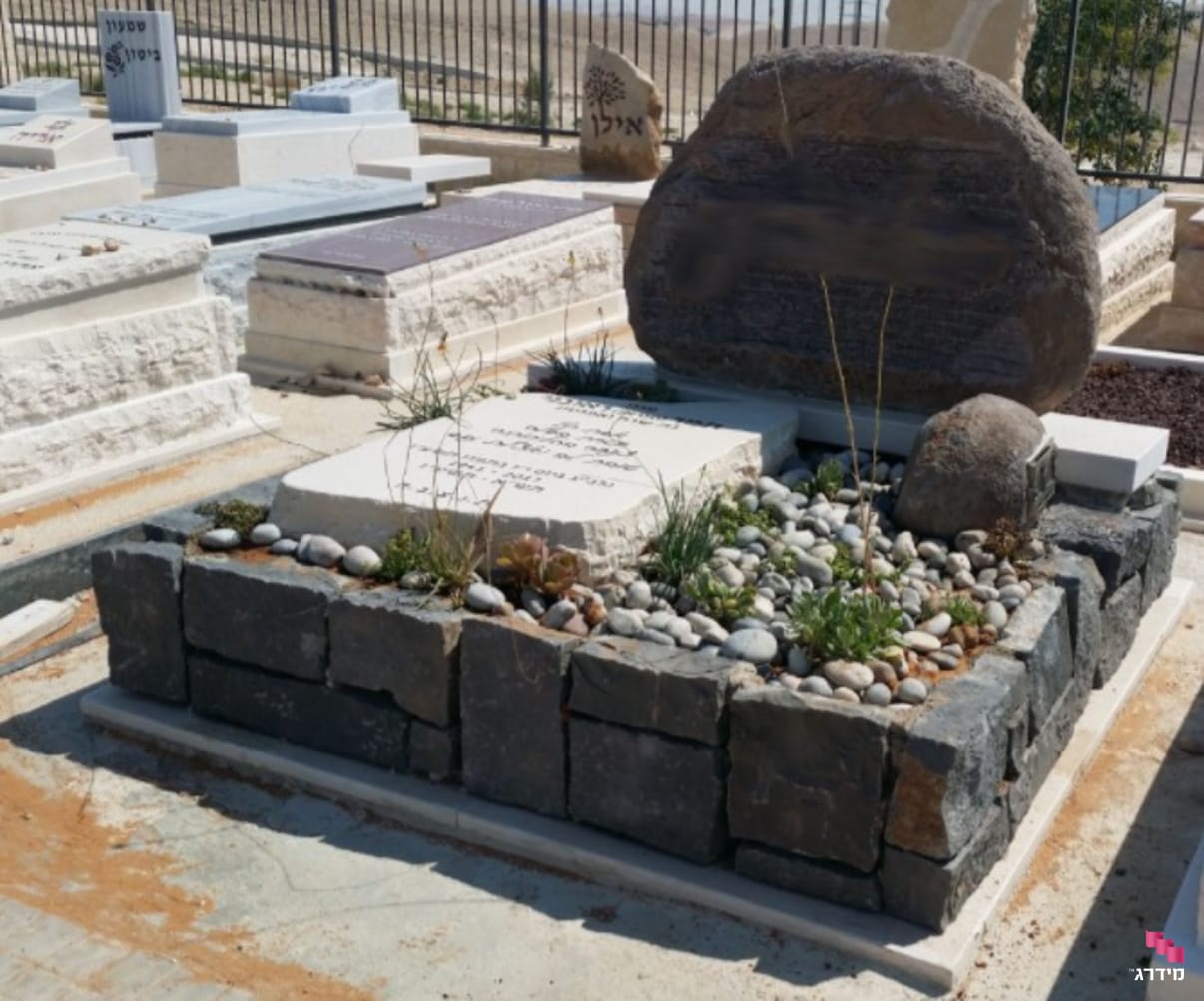 תמונה של מצבה זוגית מיוחדת עם צמחים מקושטת אבן בזלת  תמונה של מצבה זוגית מיוחדת עם צמחים מקושטת אבן בזלת