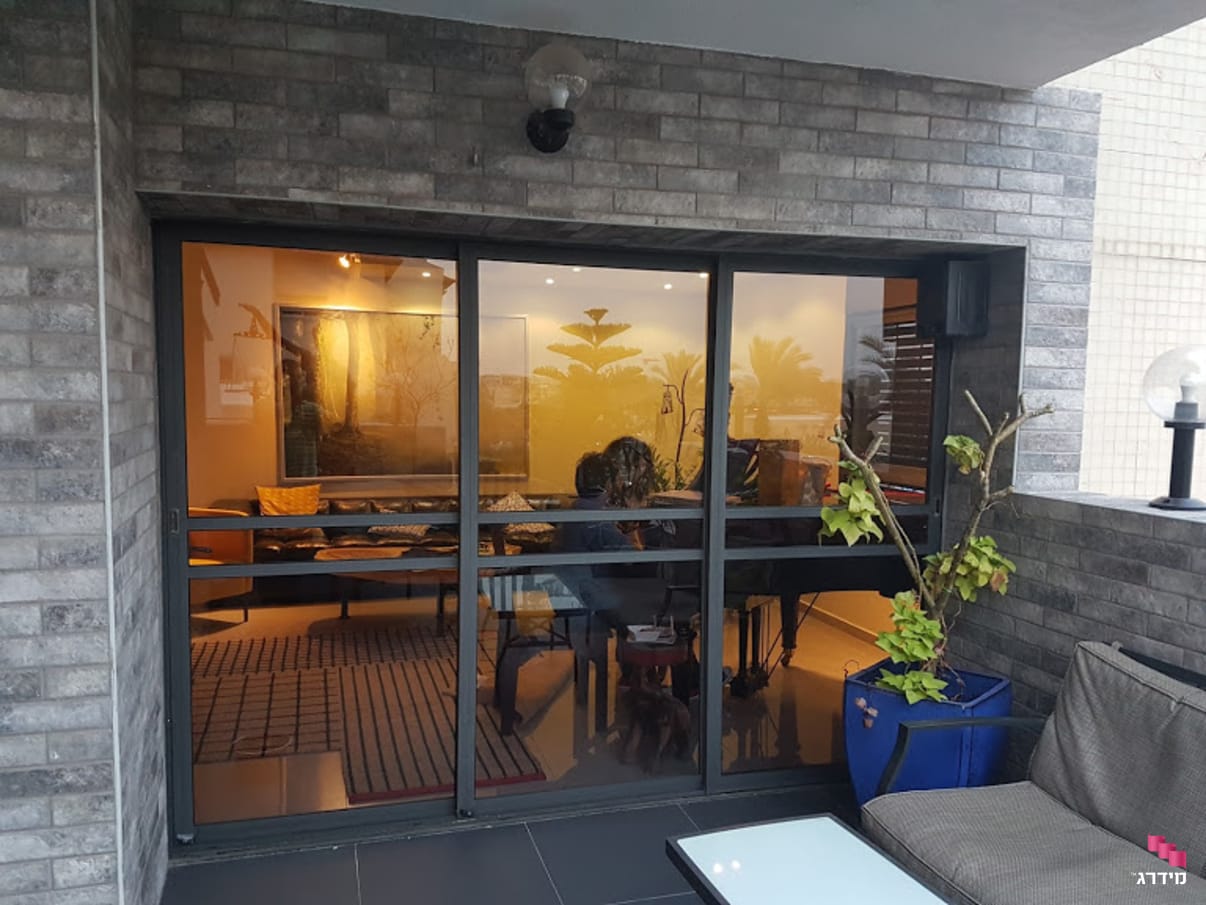 חלון בלגי בפרופיל 7300  חלון בלגי בפרופיל 7300