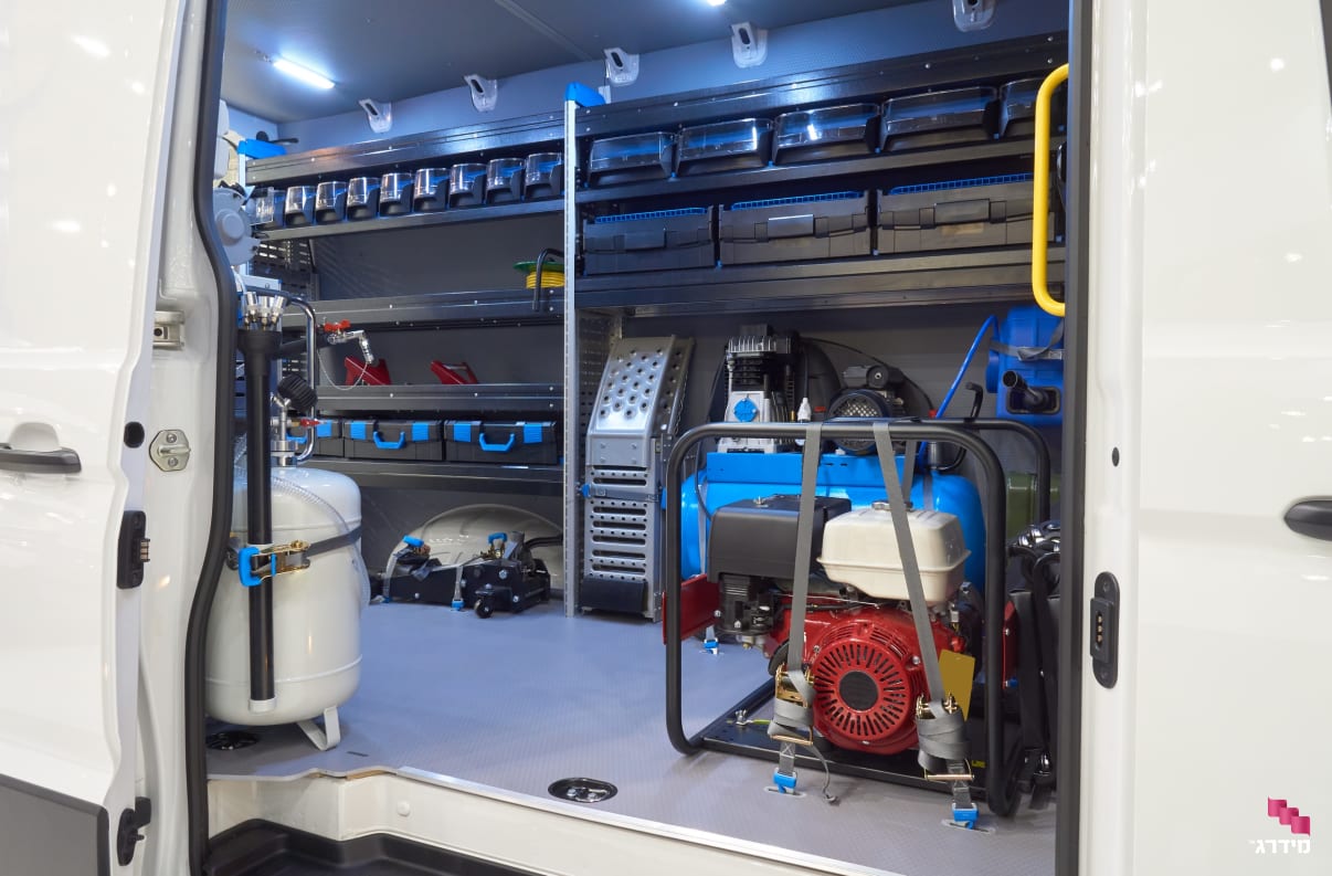 רכב 3.5 טון מזווד בציוד בעל מקצוע רכב 3.5 טון מזווד בציוד בעל מקצוע