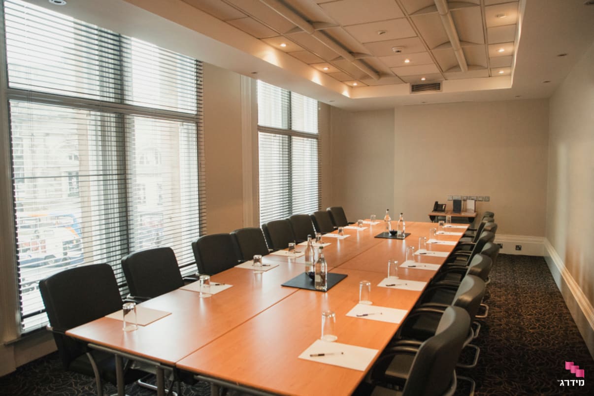 משרד עם וילונות ונציאנים משרד עם וילונות ונציאנים