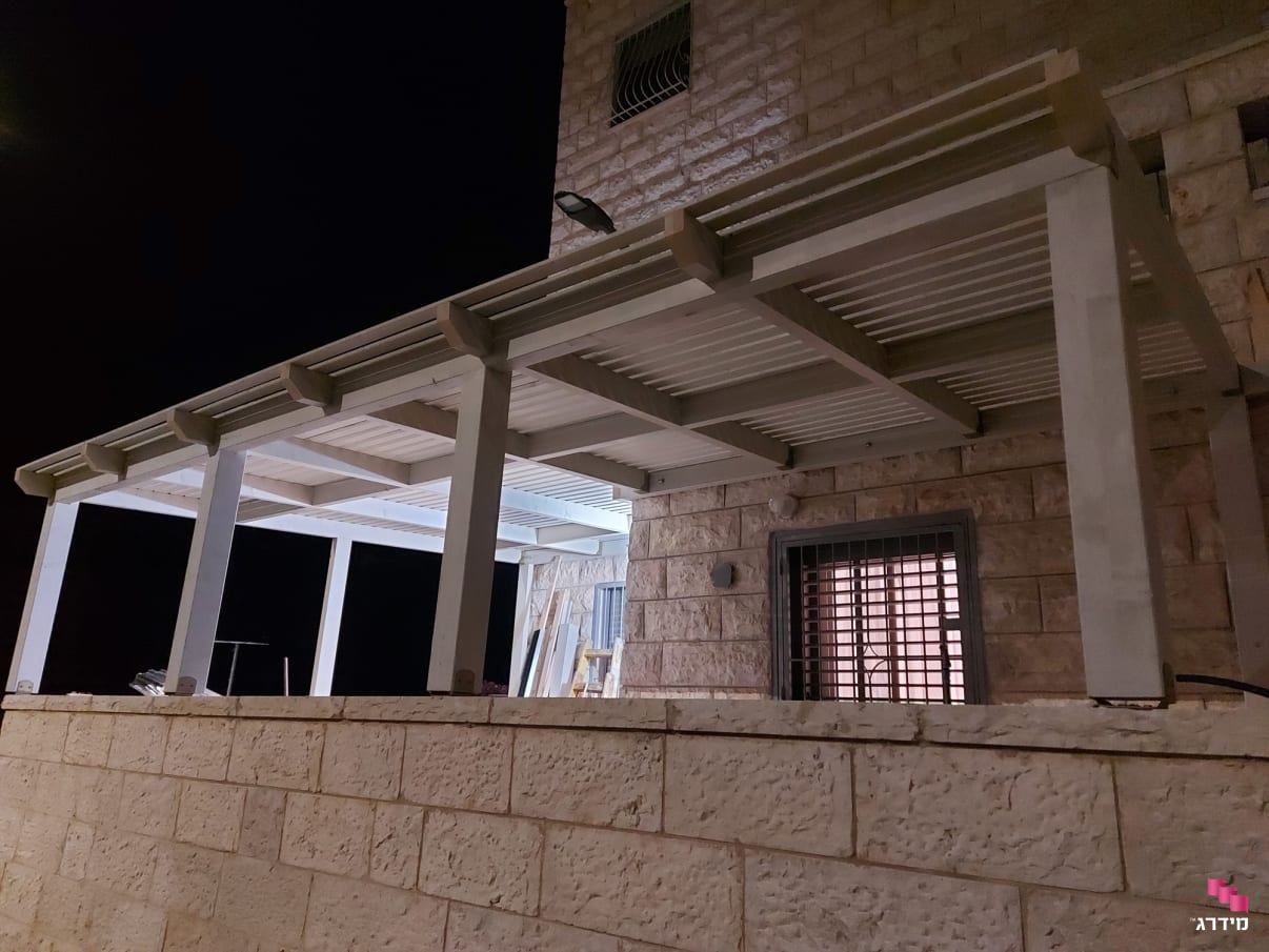 פרגולת עץ במרפסת בבית משותף פרגולת עץ במרפסת בבית משותף