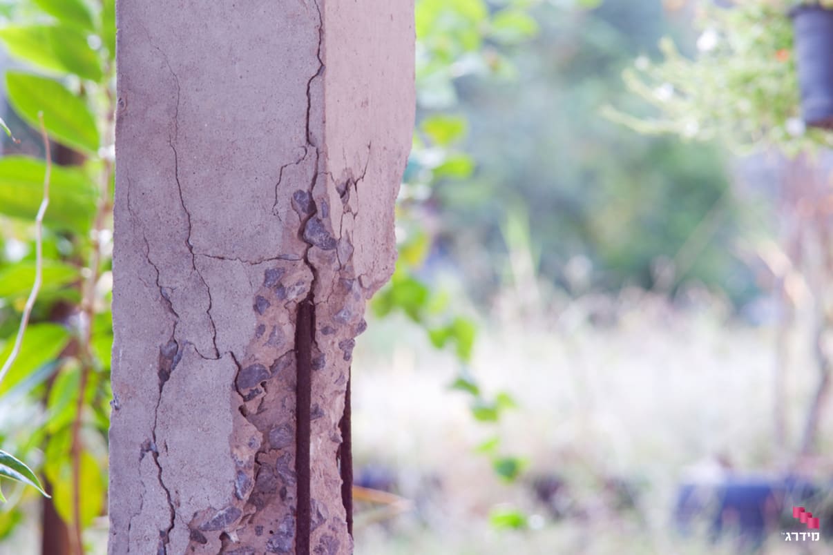 עמוד בטון מתפורר בבניין מסוכן עמוד בטון מתפורר בבניין מסוכן