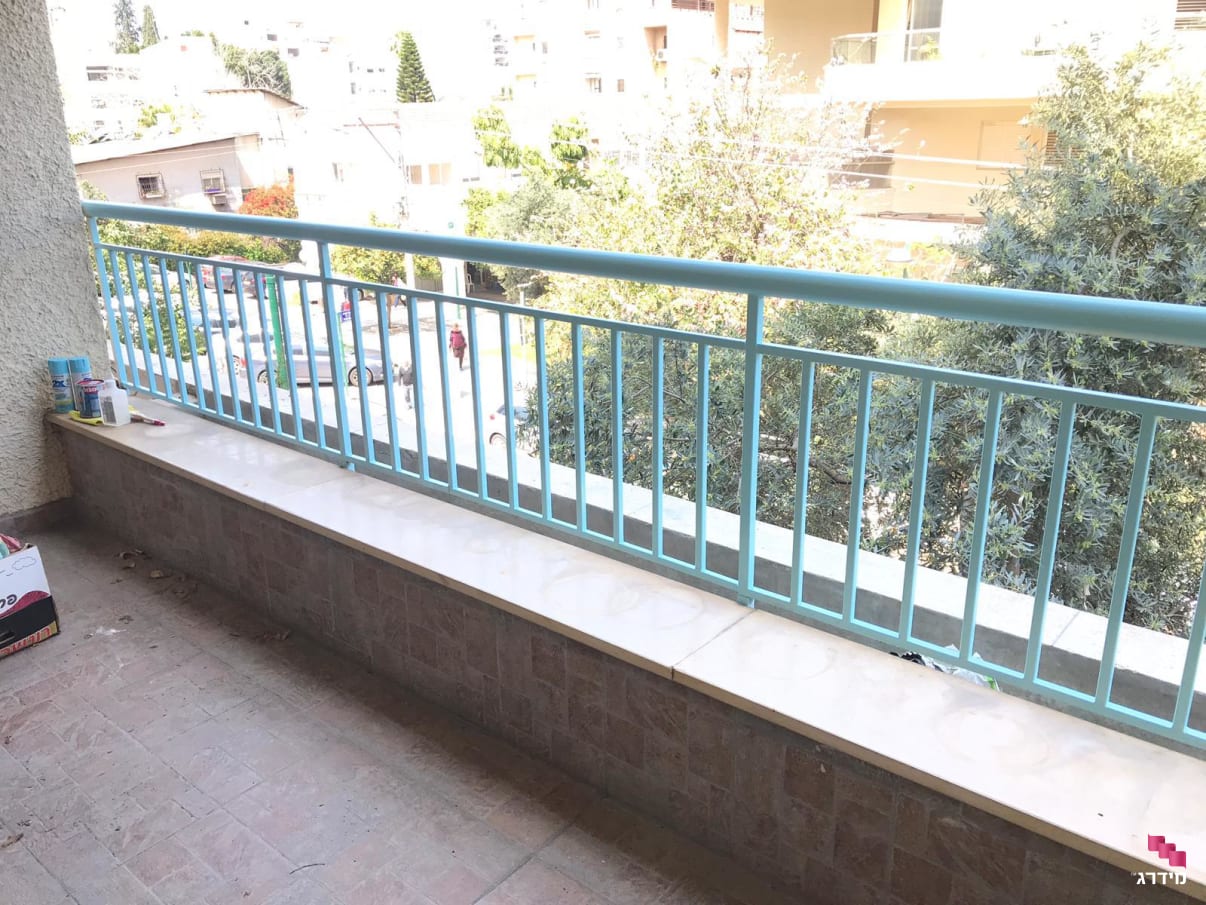 מעקה ברזל במרפסת לאחר צביעה מעקה ברזל במרפסת לאחר צביעה