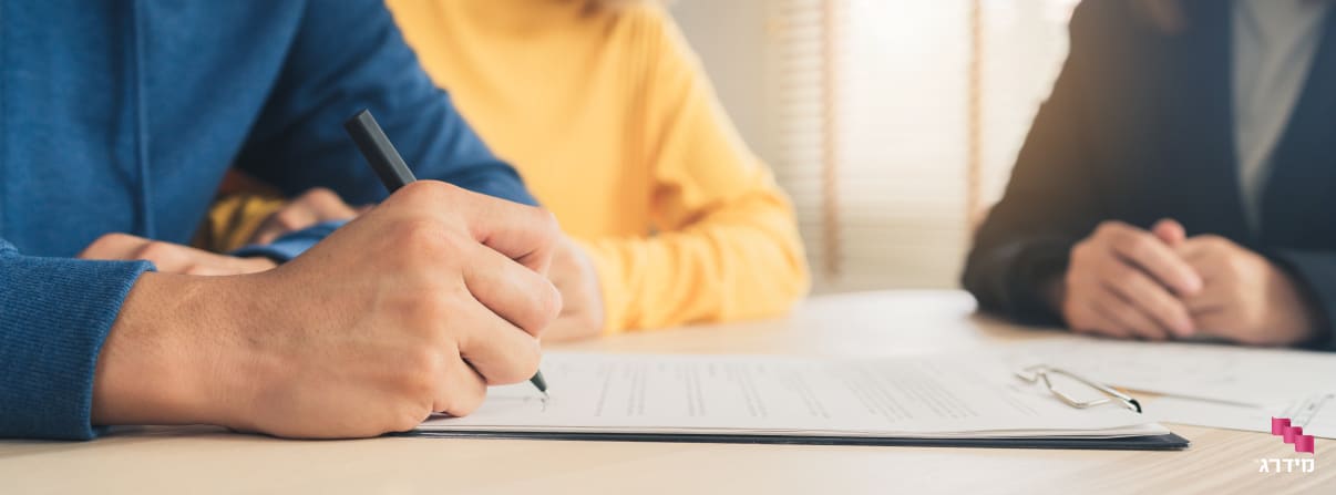 חתימה על חוזה עם לקוח - כלי חשוב בגביית חובות  חתימה על חוזה עם לקוח - כלי חשוב בגביית חובות