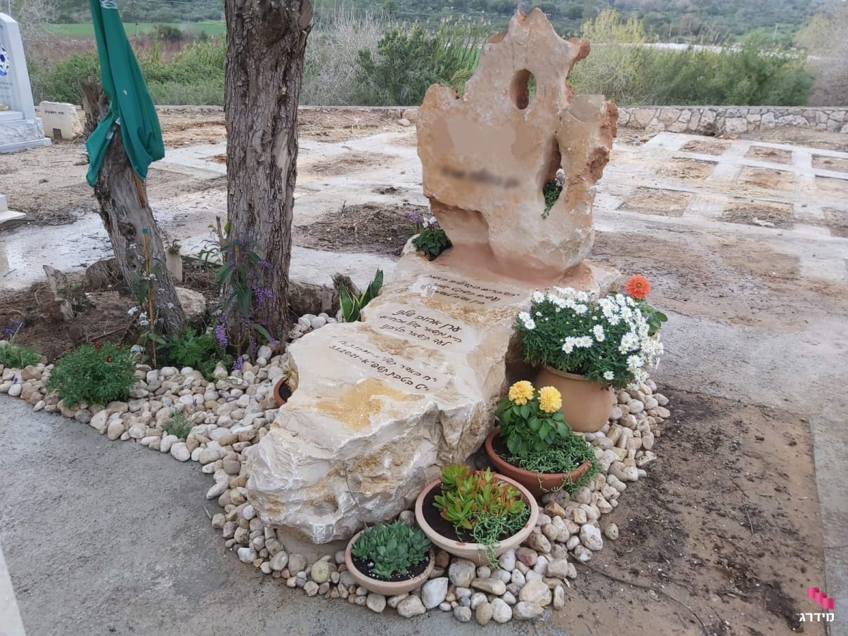 מצבה מאבן טבעית מלוטשת חלקית מצבה מאבן טבעית מלוטשת חלקית