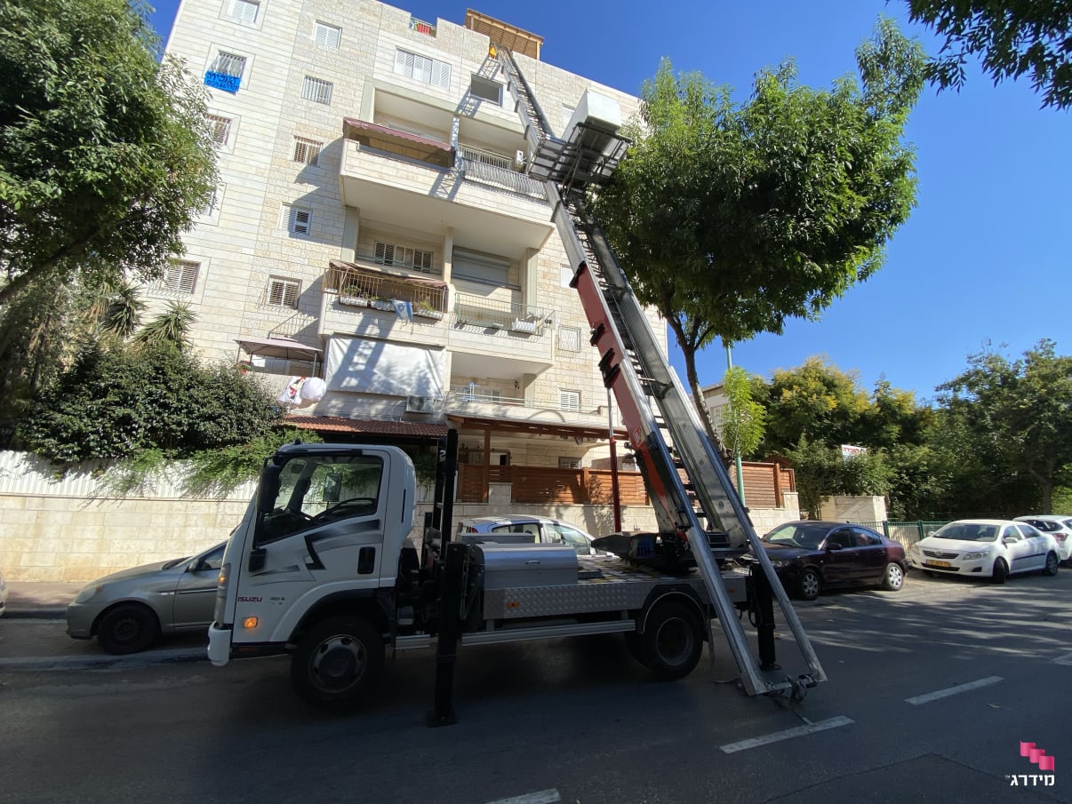 הובלת מקרר עם מנוף