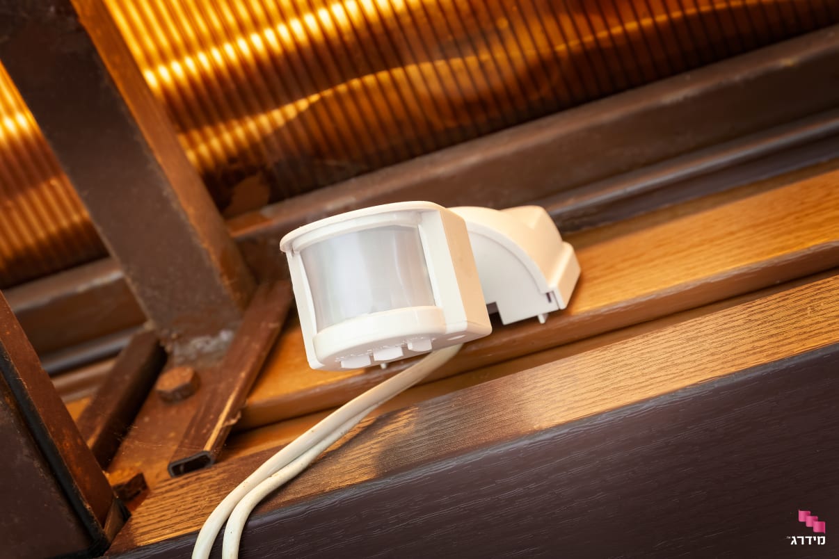 גלאי תנועה חיצוני עם תאורה