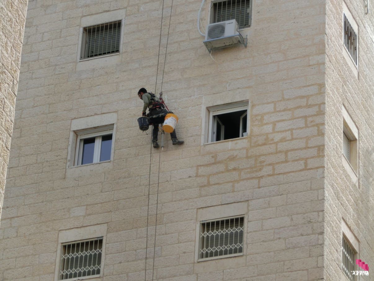 עבודת ניקוי אבן ירושלמית בגובה עבודת ניקוי אבן ירושלמית בגובה