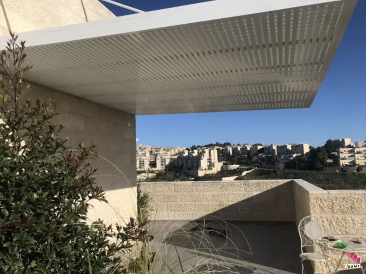 פרגולת אלומיניום תלויה למרפסת פרגולת אלומיניום תלויה למרפסת