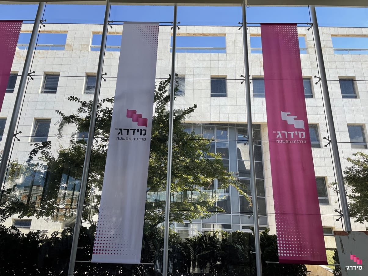 דגלים ממותגים במיתוג לאירועים עסקיים דגלים ממותגים במיתוג לאירועים עסקיים