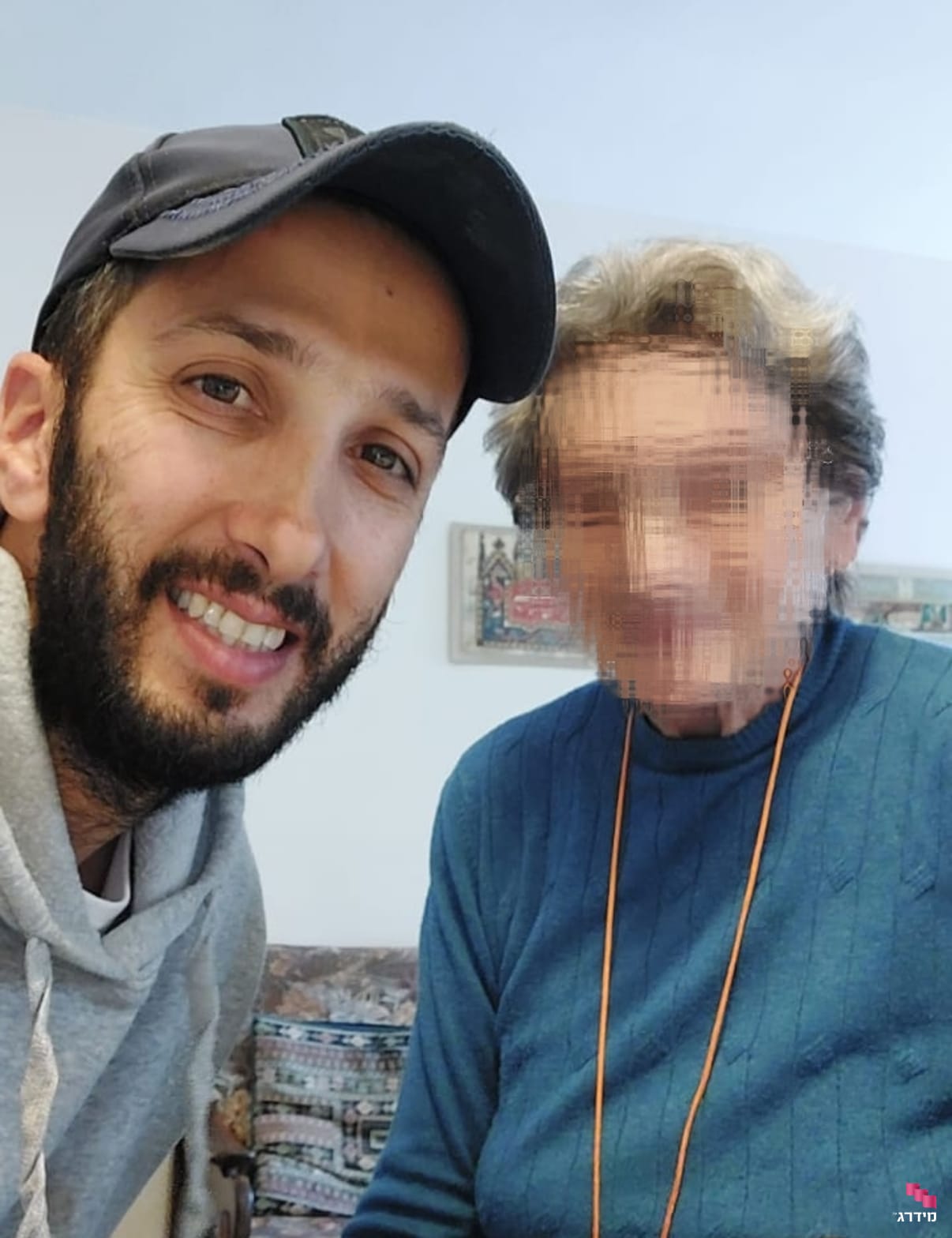 חשמלאי מתנדב בפרויקט שעה טובה חשמלאי מתנדב בפרויקט שעה טובה
