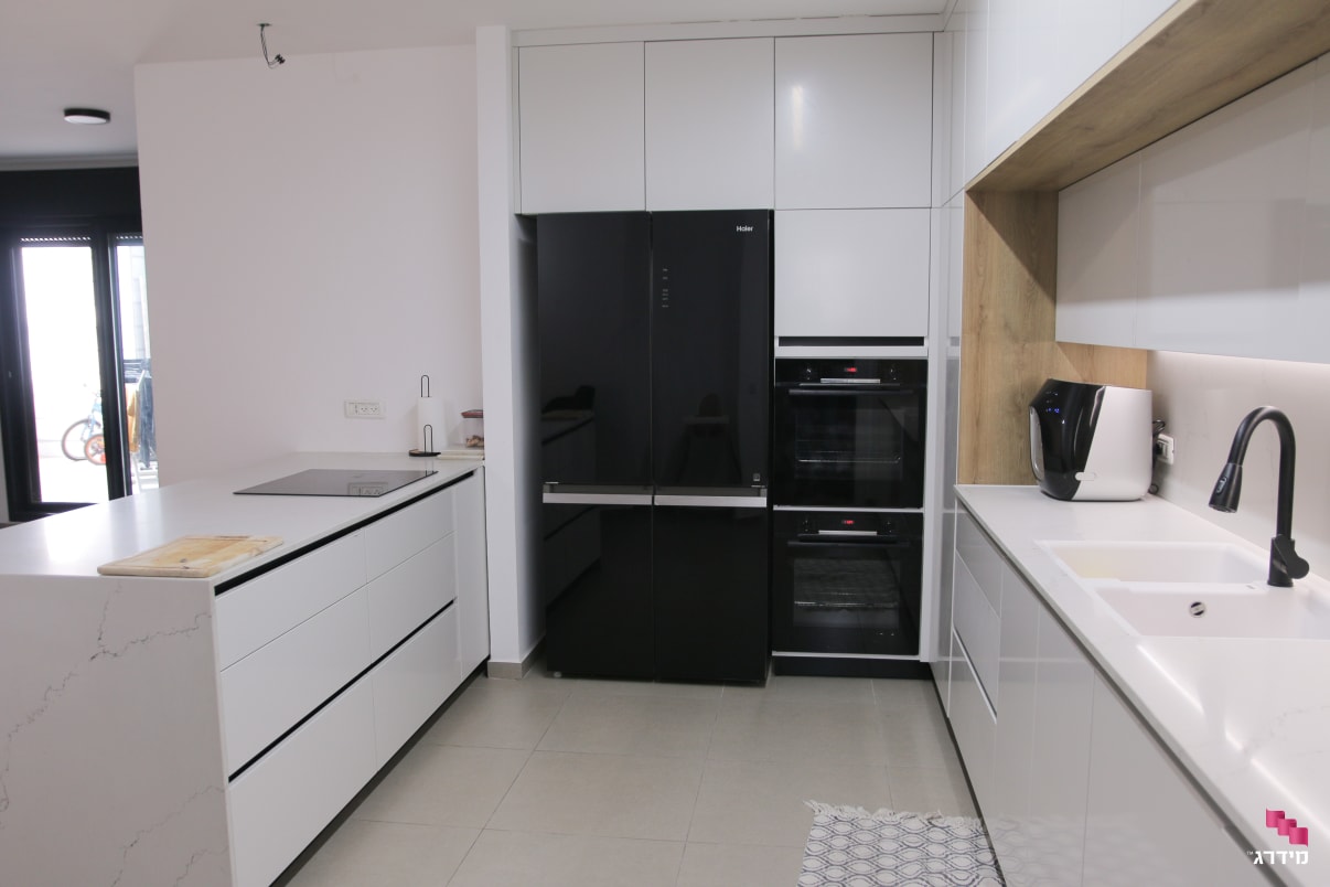 מטבח מודרני שחור לבן ועץ מטבח מודרני שחור לבן ועץ