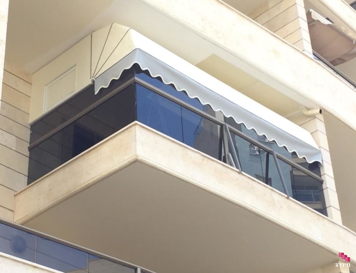 מרפסת עם סוכך מרקיזה מרפסת עם סוכך מרקיזה