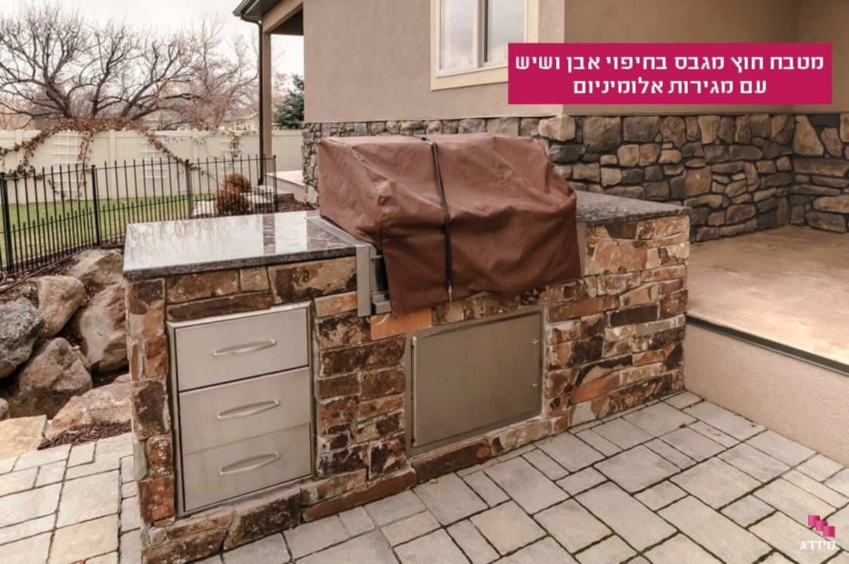 מטבח חוץ מגבס עם חיפוי שיש ואבן מטבח חוץ מגבס עם חיפוי שיש ואבן