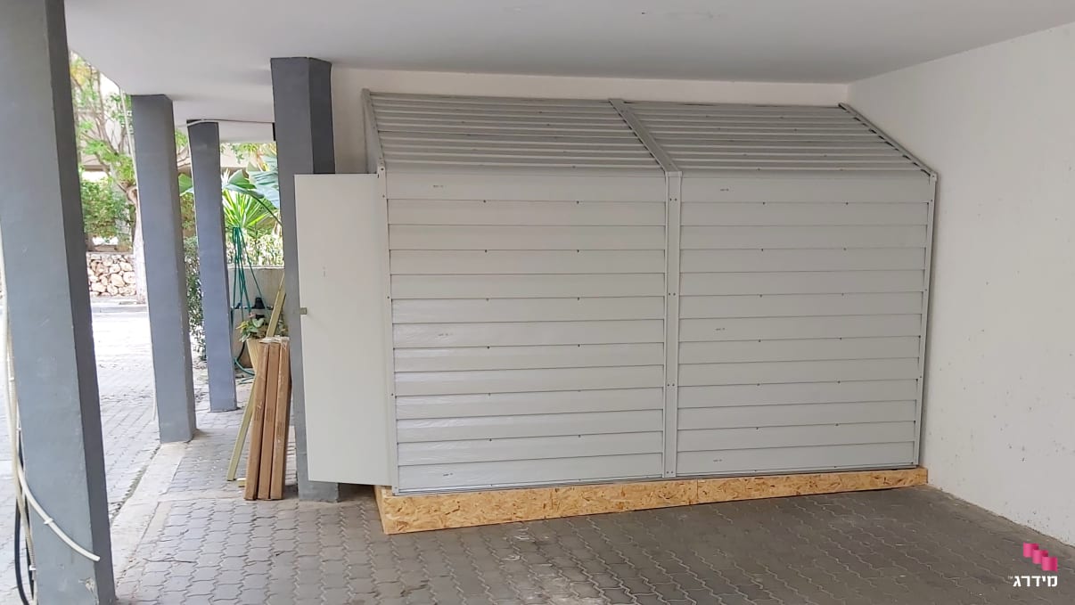 בניית מחסן מפנל מבודד בחניון על משטח עץ בניית מחסן מפנל מבודד בחניון על משטח עץ