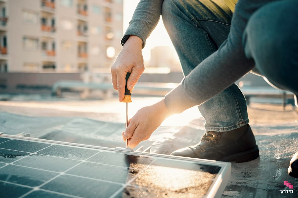 טכנאי מחזק בורג בתחזוקת מערכת סולארית שגרתית