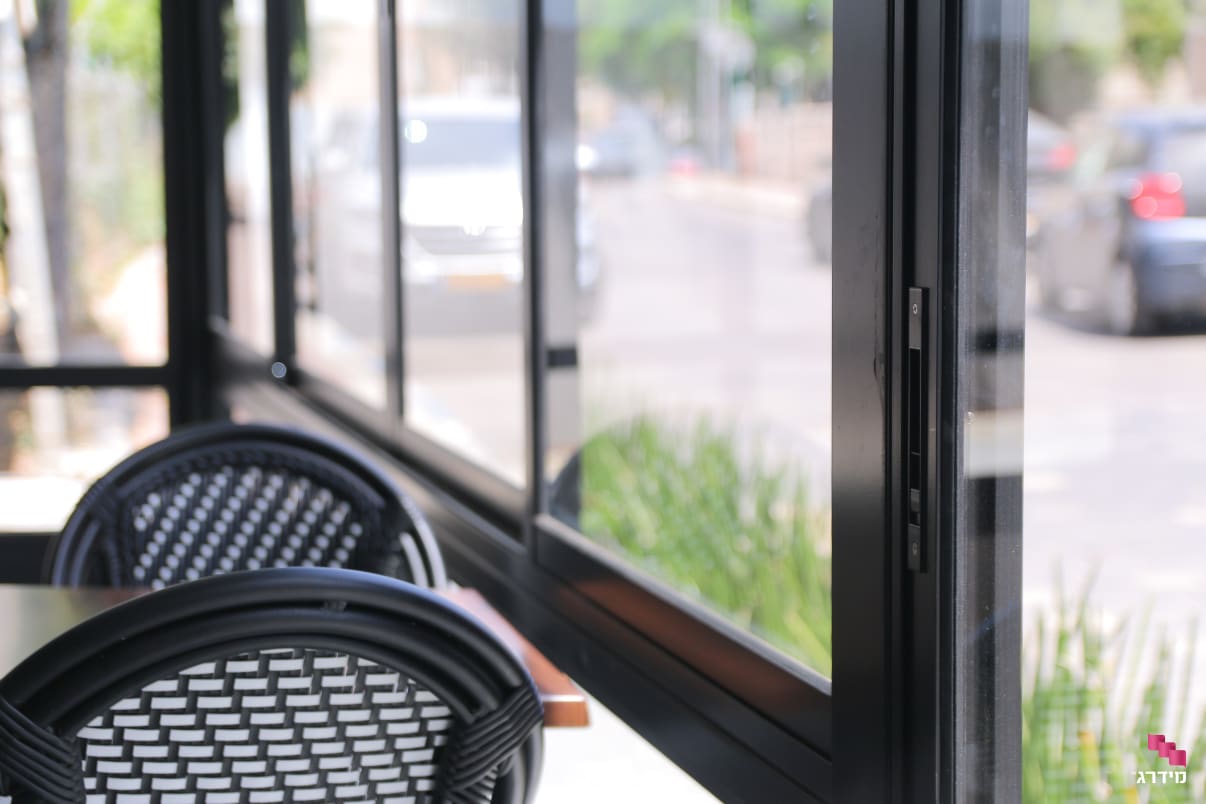 חלונות אלומיניום לסגירת חורף חלונות אלומיניום לסגירת חורף