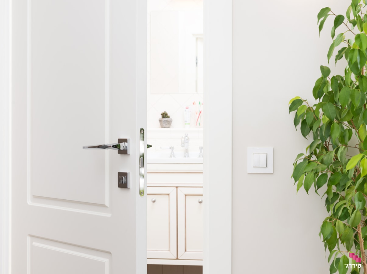 דלת פנים נגד מים