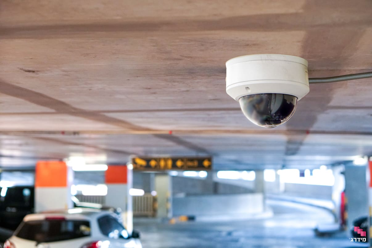 מצלמה אבטחה סטטית בחניה 