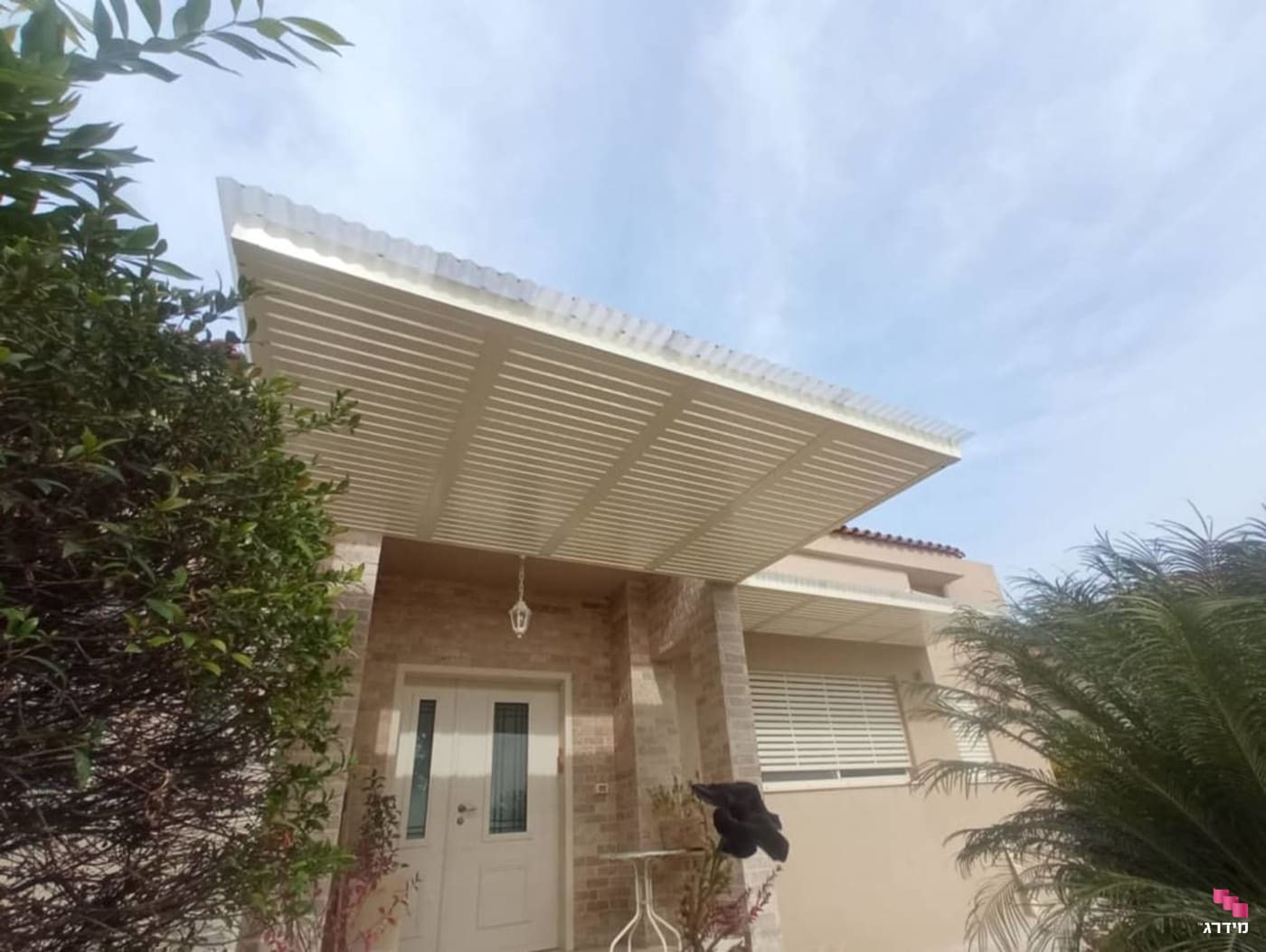 פרגולת אלומיניום מכוסה בסנטף פרגולת אלומיניום מכוסה בסנטף