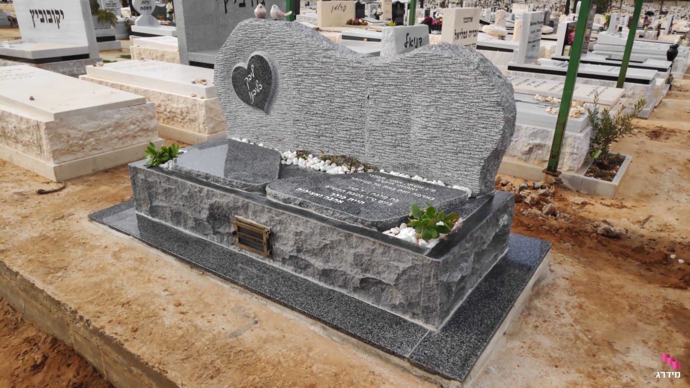 מצבה זוגית מגרניט אפור אורז מצבה זוגית מגרניט אפור אורז