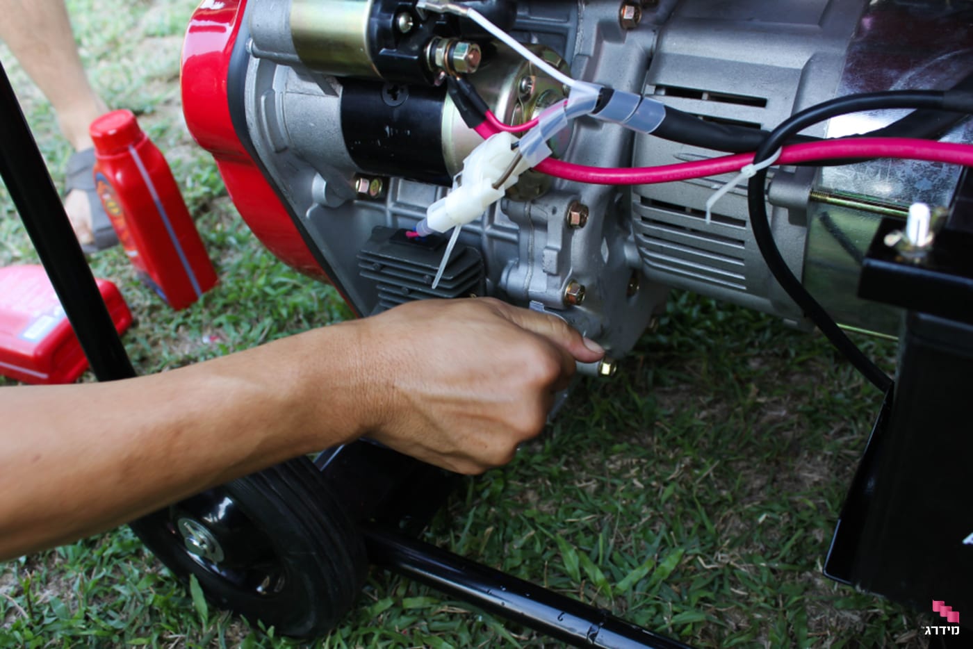 איש מתקין גנרטור חירום לבית פרטי