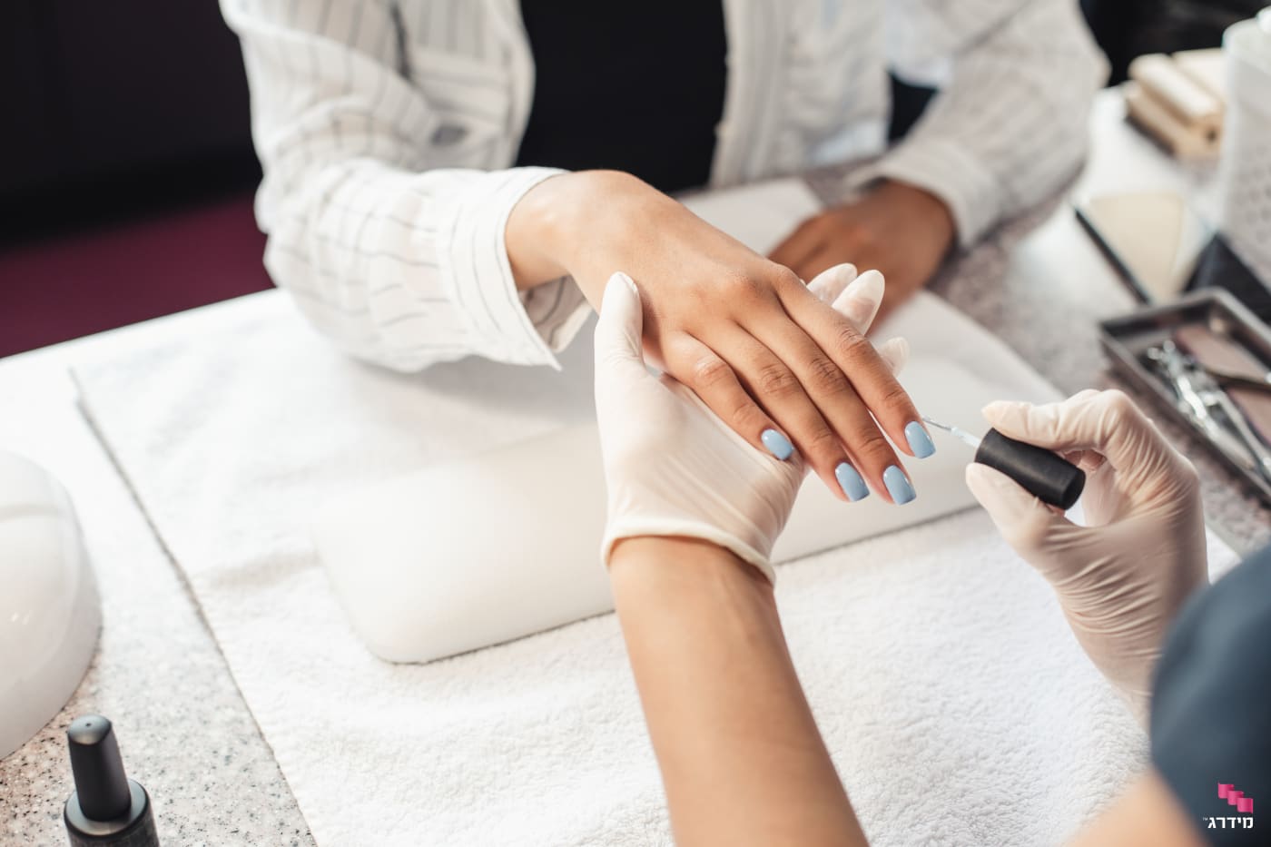 מריחת לק גל