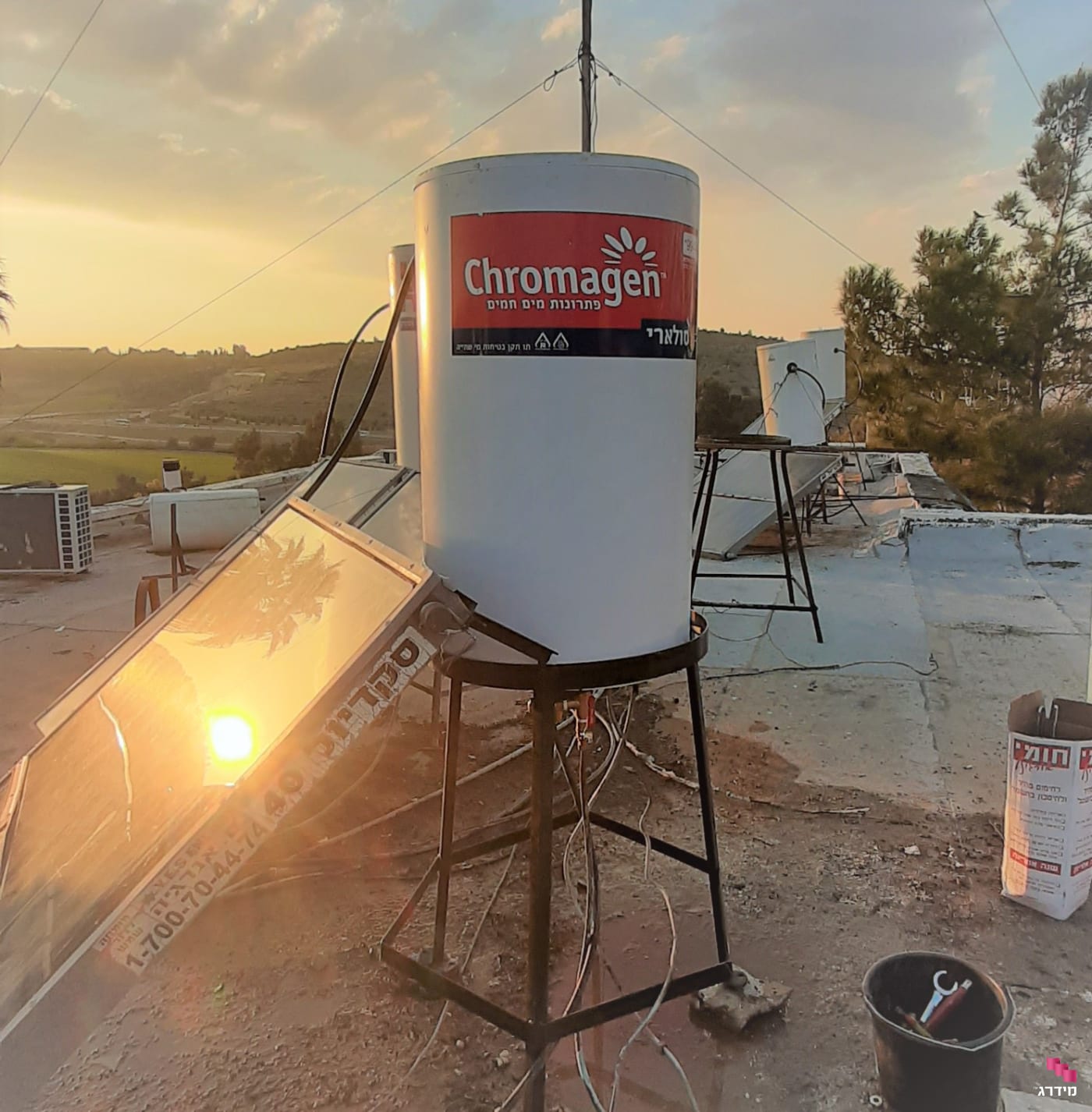 דוד שמש כרומגן מותקן על גג שטוח דוד שמש כרומגן מותקן על גג שטוח