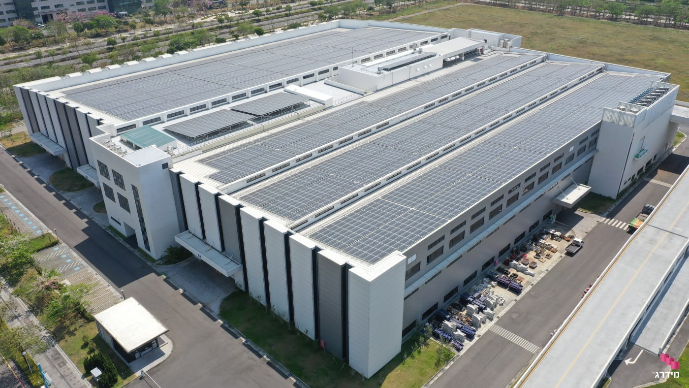מערכת סולארית מסחרית על גג של מפעל מערכת סולארית מסחרית על גג של מפעל