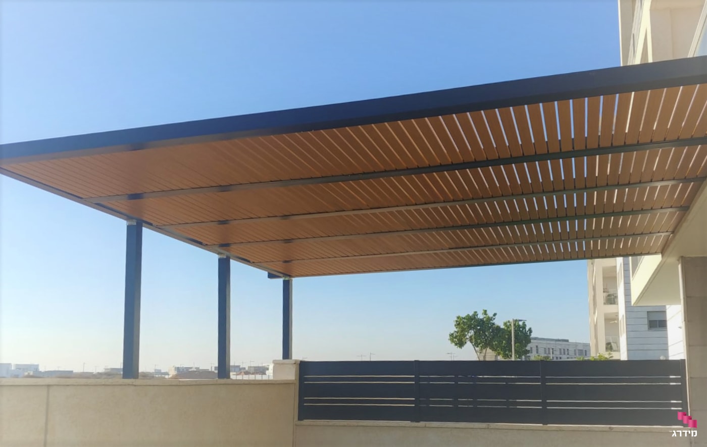 פרגולת אלומיניום עם סרגליי הצללה פרגולת אלומיניום עם סרגליי הצללה