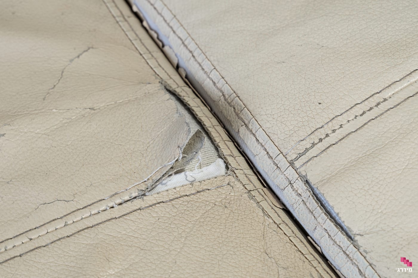 קרע בספת עור