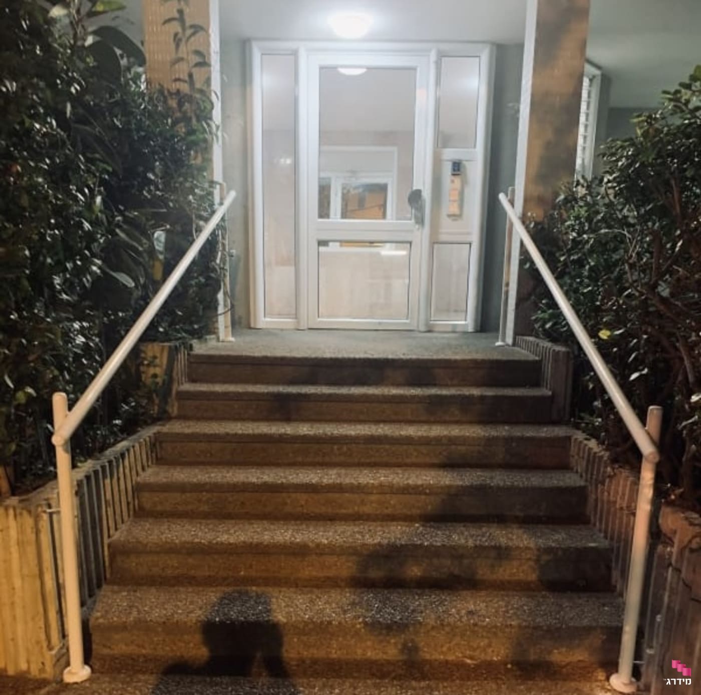 מעקה ברזל מדרגות בכניסה לבית מעקה ברזל מדרגות בכניסה לבית