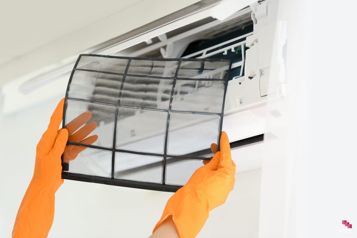 ניקוי פילטר של מזגן מטפטף