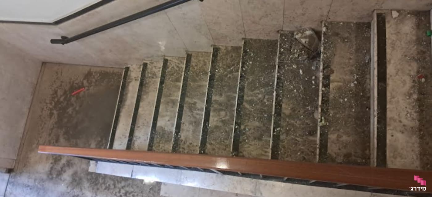 מדרגות בבניין מוצפות מים מדרגות בבניין מוצפות מים