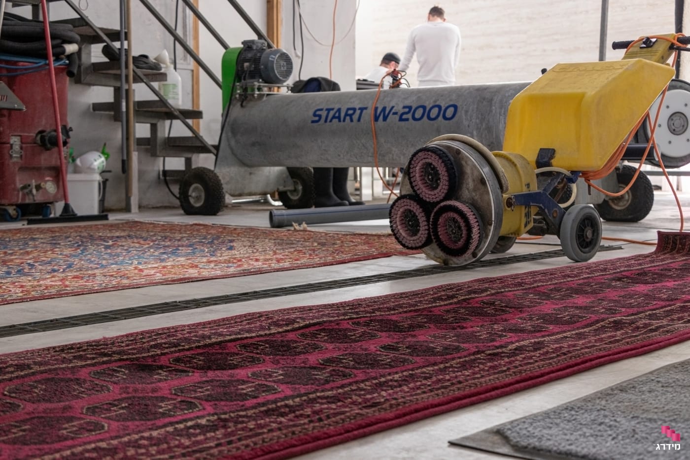 ניקוי שטיחים פרסיים במפעל