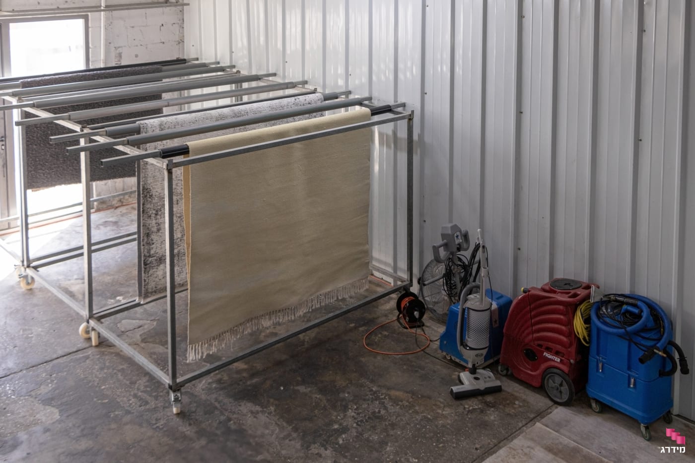 ייבוש שטיחים במפעל