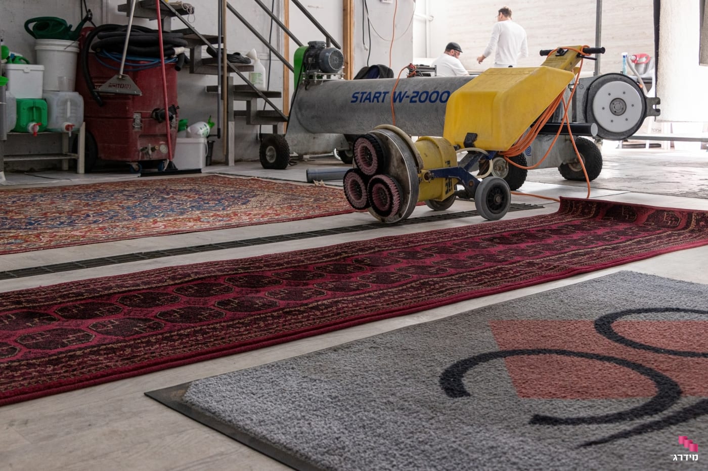 ניקוי שטיחים במפעל