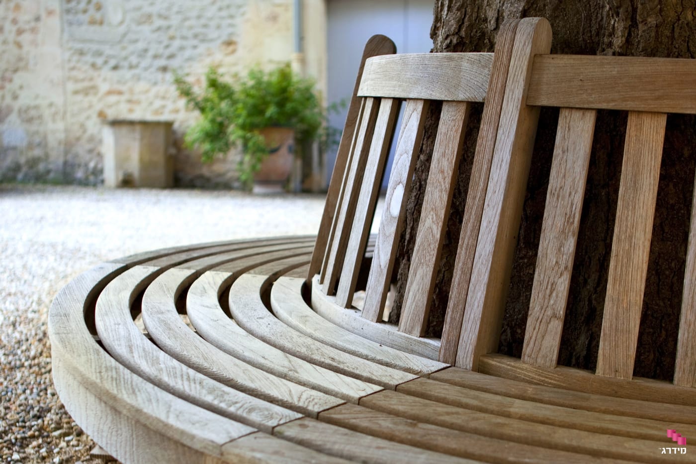 ספסל עץ מעוגל