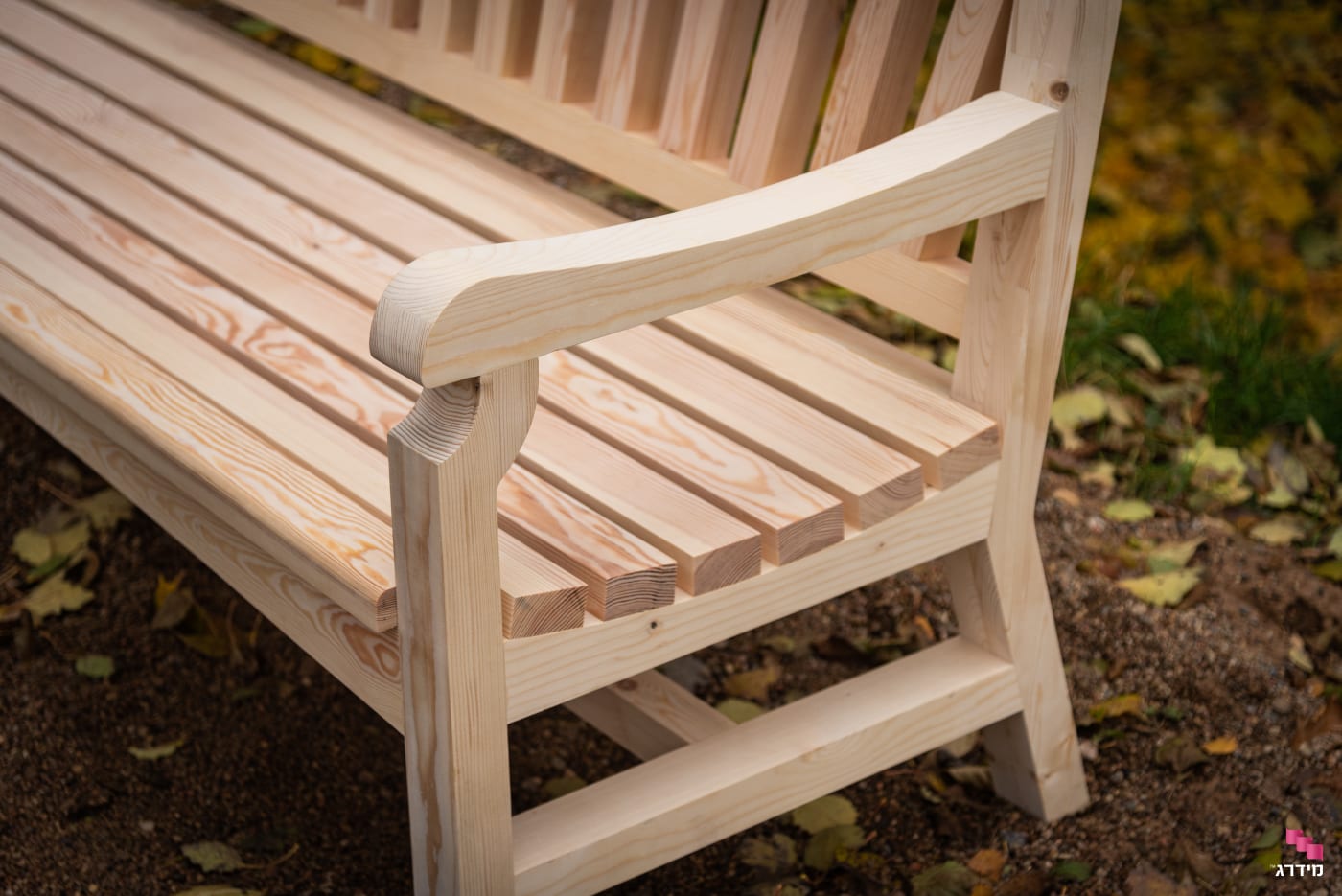 ספסל עץ לגינה