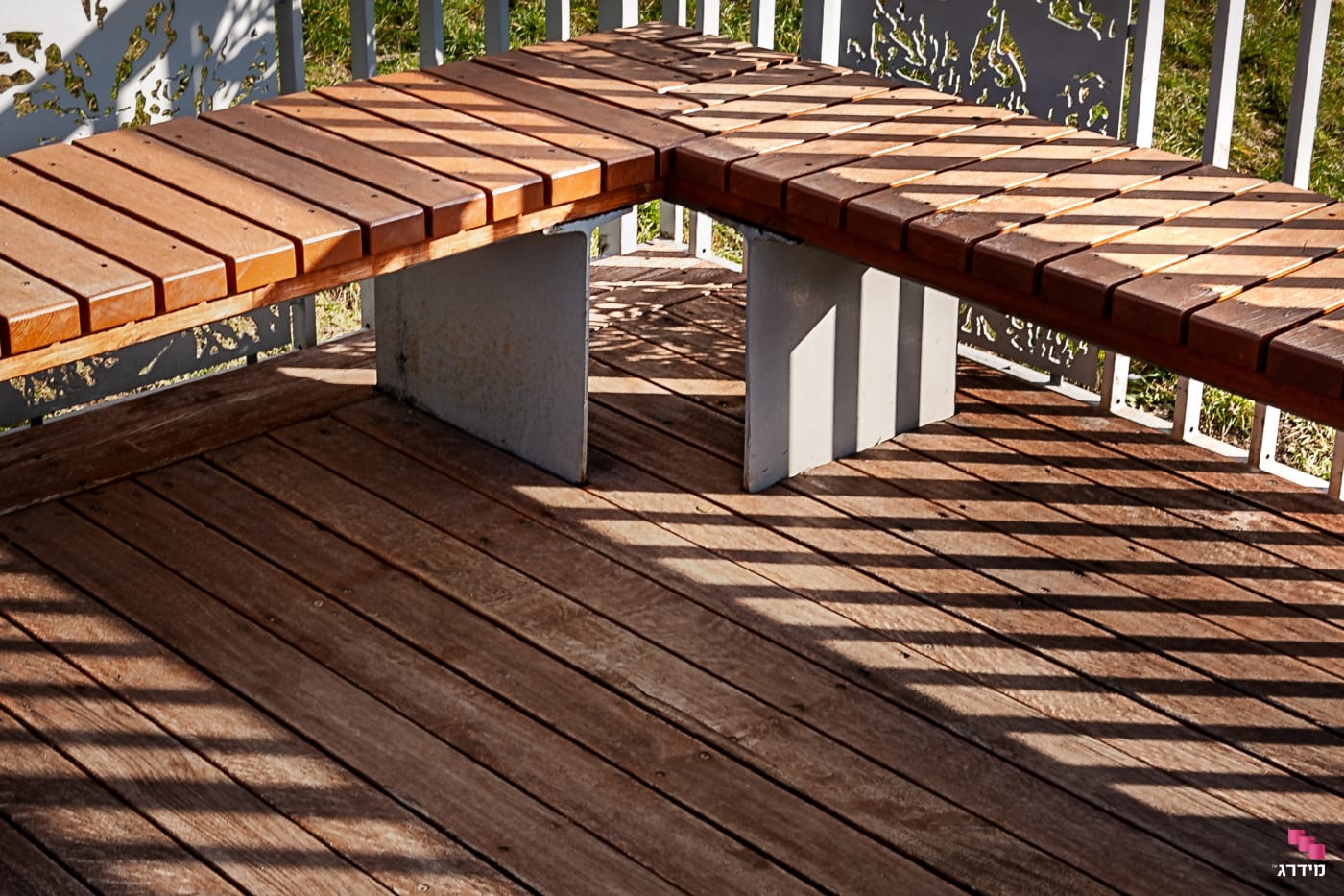 ספסל עץ פינתי