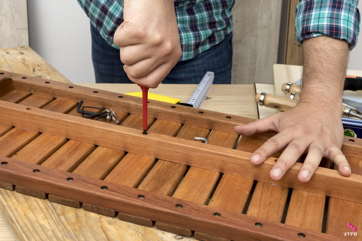 בניית ספסל מעץ