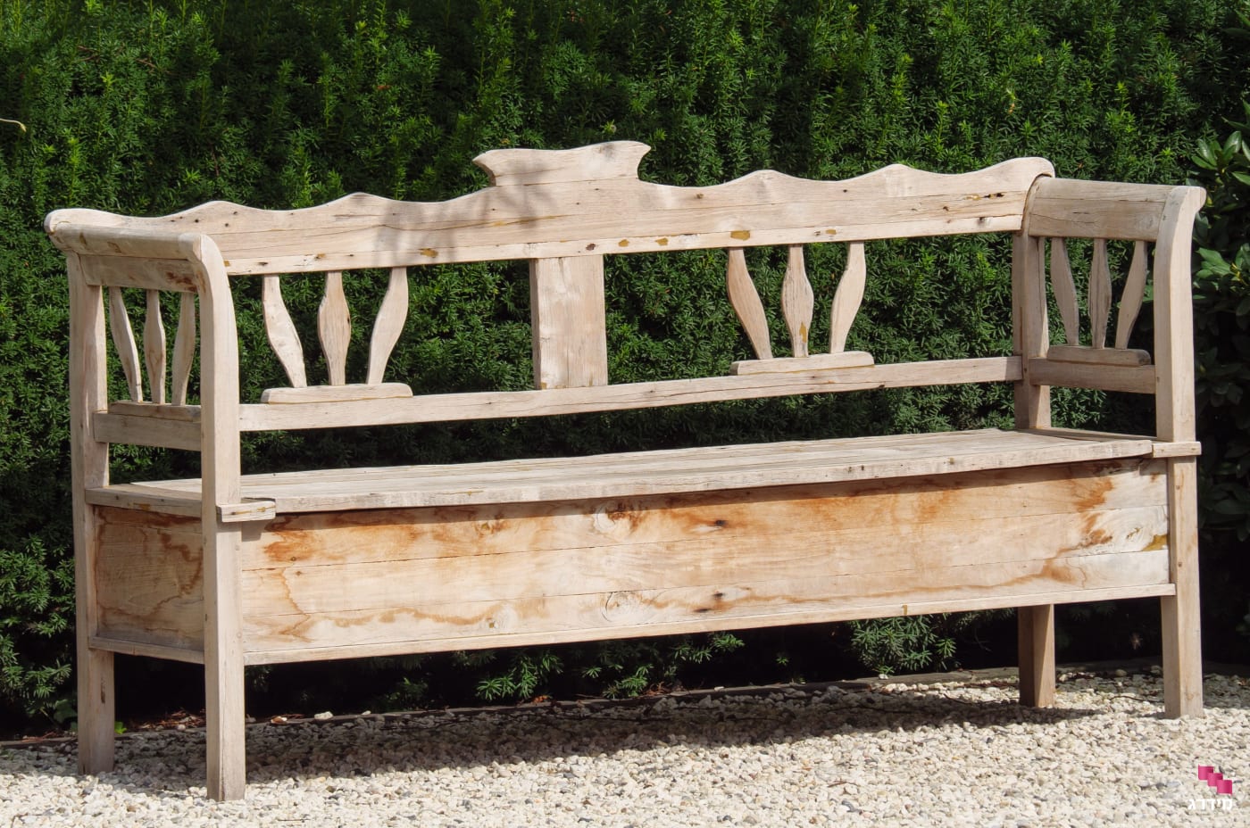 ספסל עץ עם ארגז אחסון