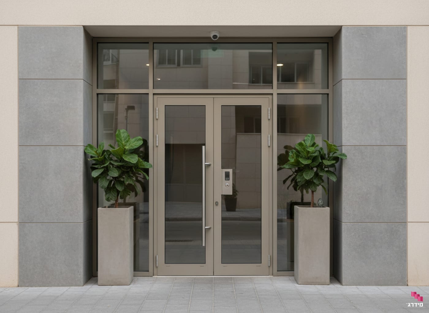 דלת אלומיניום בכניסה לבניין דלת אלומיניום בכניסה לבניין