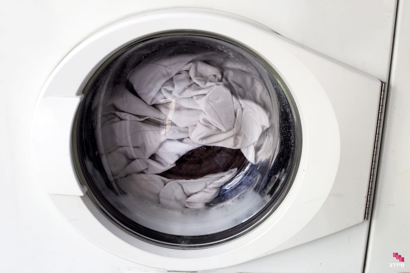 מכונת כביסה מסתובבת לאט מכונת כביסה מסתובבת לאט